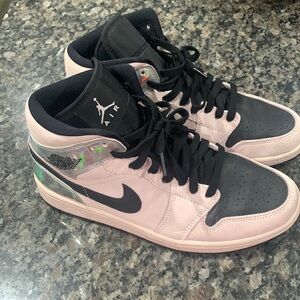 Jordan 1 Mid
Dirty Powder Iridescent ladies size 9